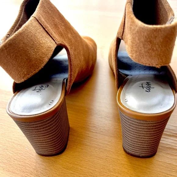 Clarks Deva Bell Heeled Sandals with Straps / Shootie - Tan Suede, Size 8.5M - Picture 3 of 5